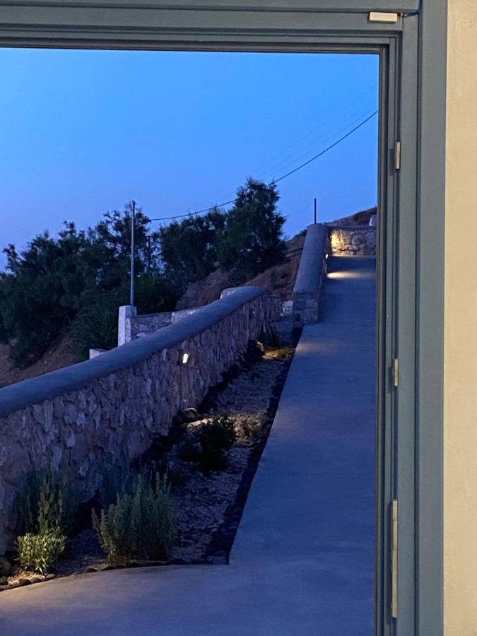 Ena Santorini Pýrgos
