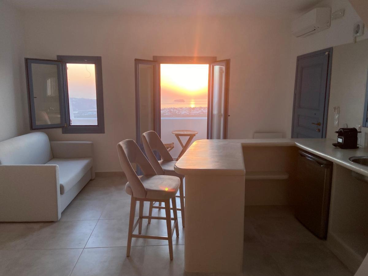Ena Santorini Pýrgos